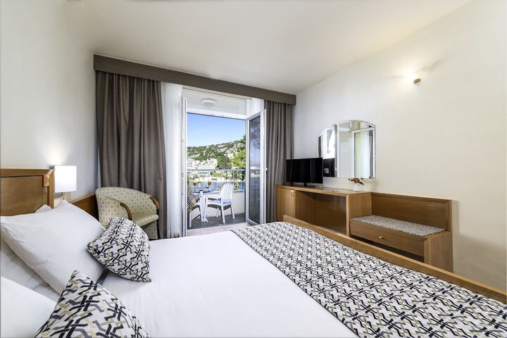 Room 4 of 75