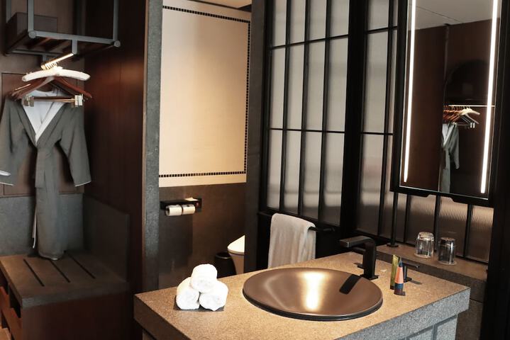Room 53 of 86