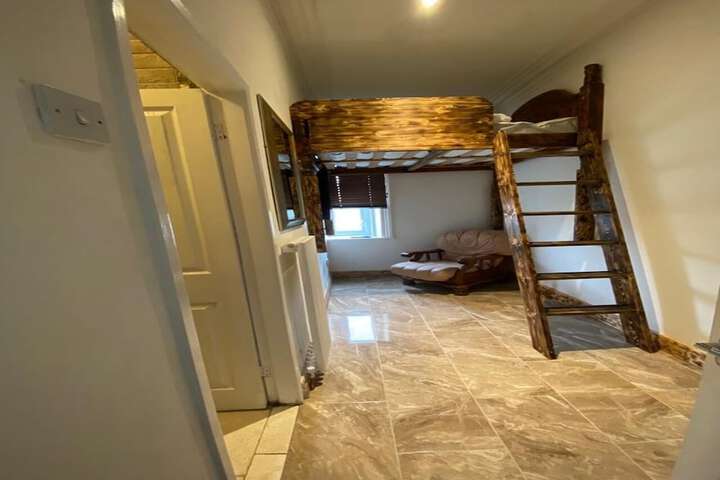 Room 5 of 28