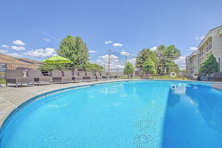 Pool 136 of 236