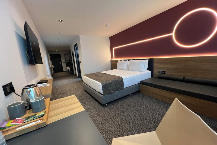Room 5 of 16