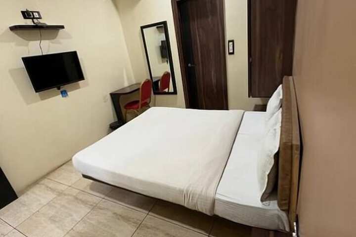 Room 6 of 15