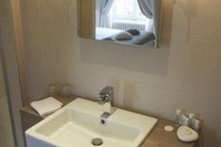 Room 6 of 30