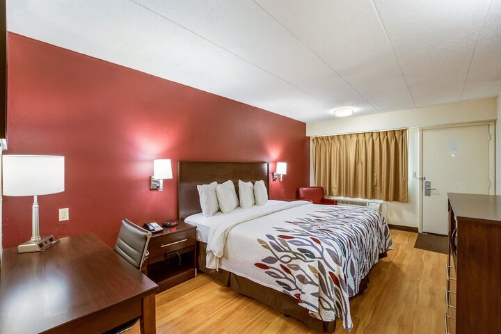 Deluxe King Bed (9 of 12)