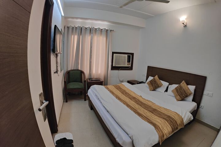 Room 17 of 37