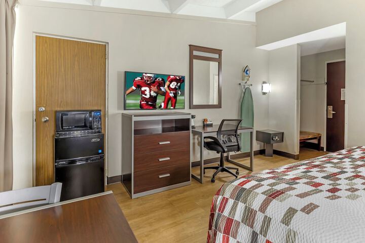 Room 4 of 33
