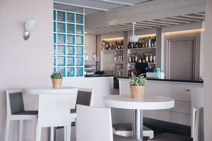 Lounge 65 of 94