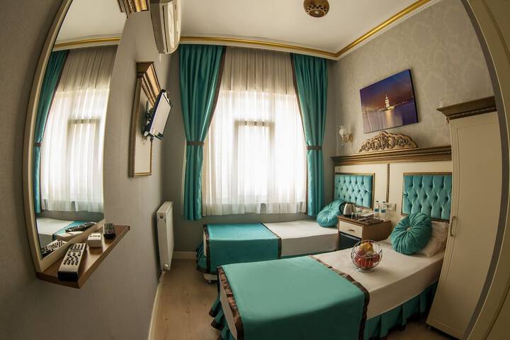 Room 12 of 28