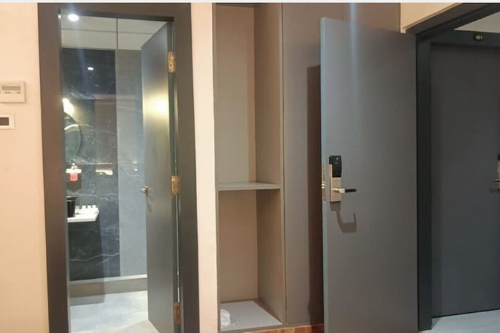 Room 6 of 7