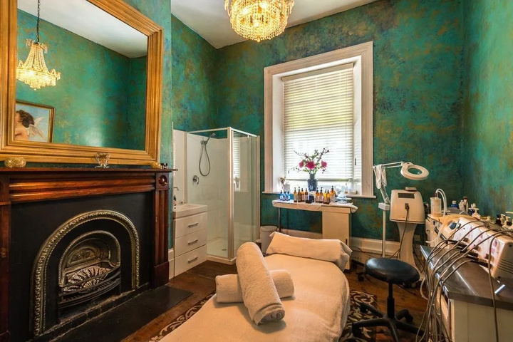 Room 4 of 28