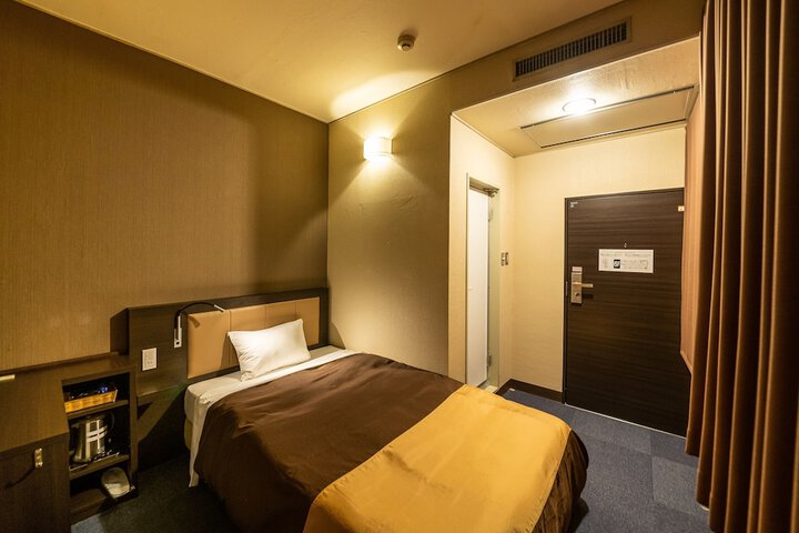 Room 6 of 18