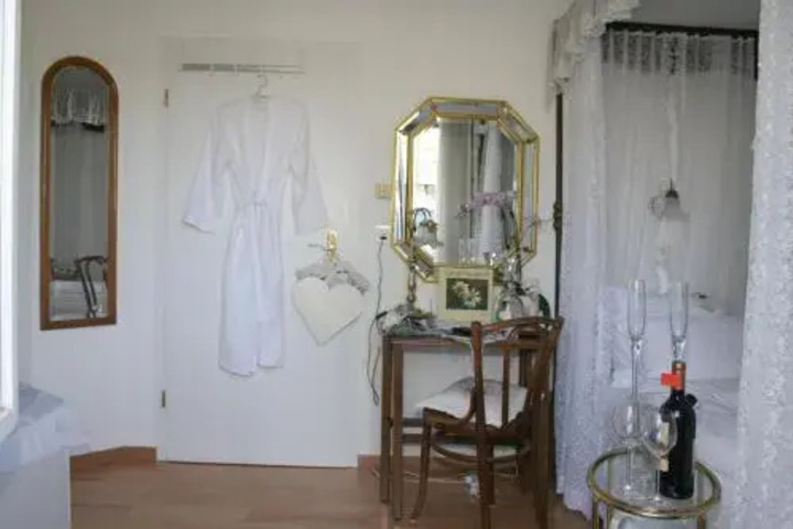 Room 4 of 12