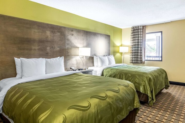 2 Queen Beds (1 of 8)