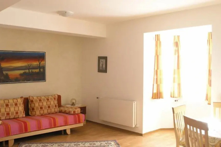 Room 6 of 10