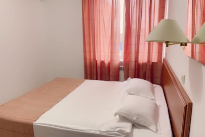 Room 10 of 106