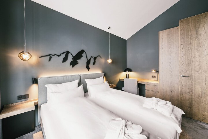 Room 3 of 158