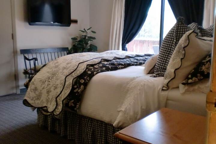 Deluxe King Bed Partial Lake View (42 of 48)