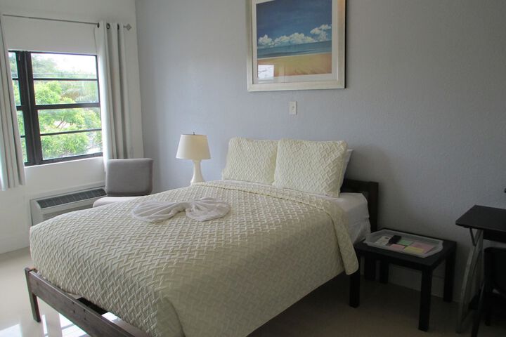 1 Queen Bed (4 of 11)