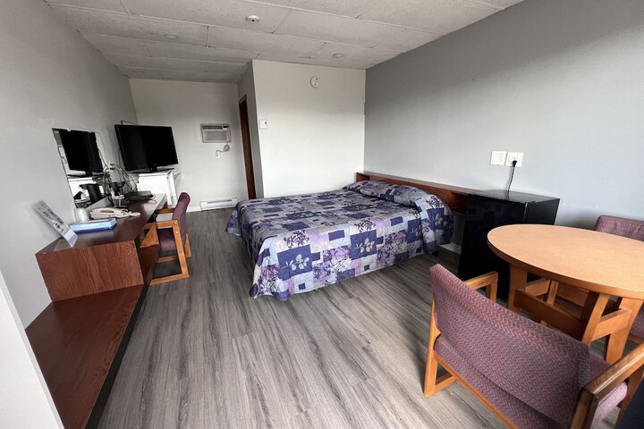 Room 4 of 82