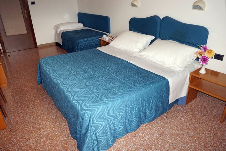 Room 6 of 19