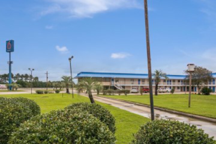 Hotel Exterior 43 of 58