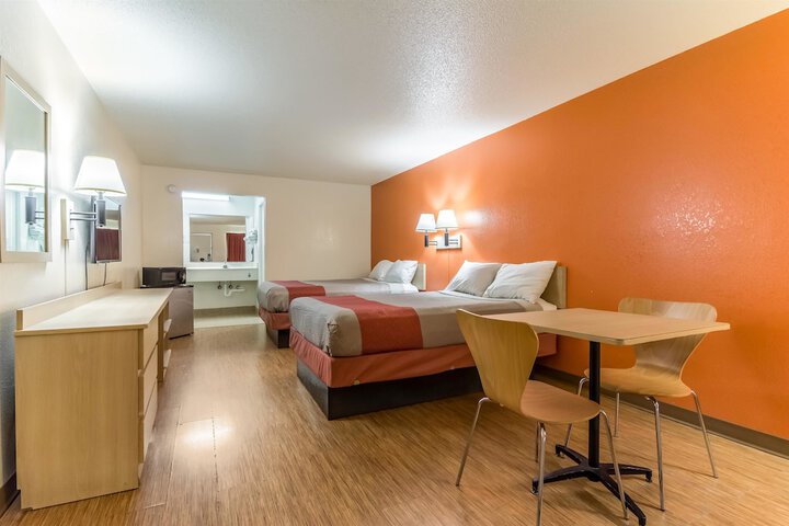 1 Queen Bed (8 of 13)