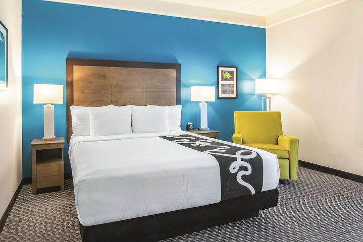 1 King Bed Mobility Hearing Impaired Accessible Room (19 of 24)