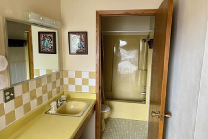 Room 76 of 102