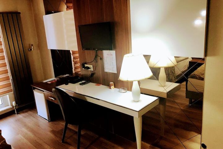 Room 32 of 48