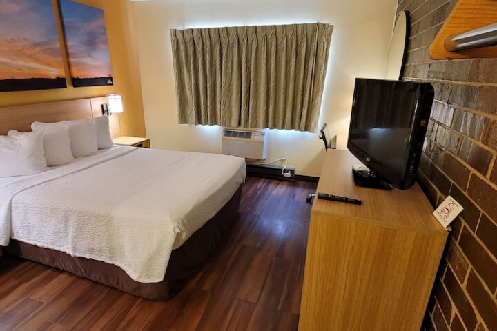 1 Queen Bed (2 of 15)