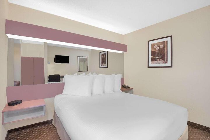 1 Queen Bed (6 of 8)