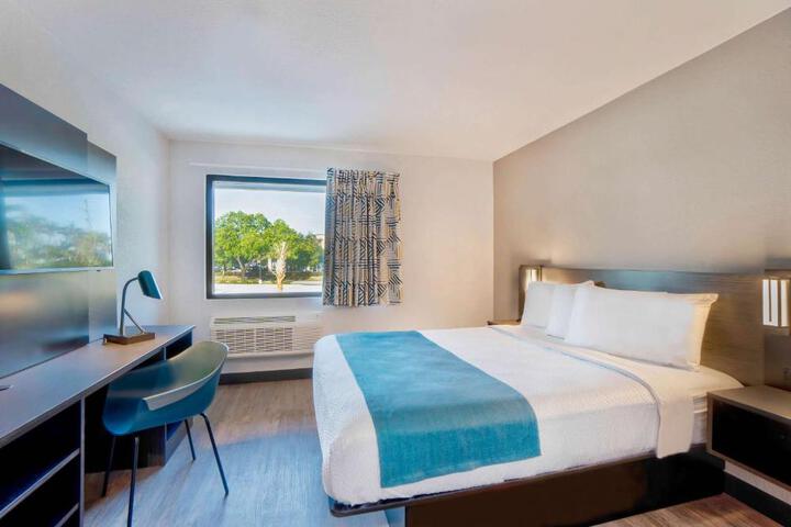 1 Queen Bed (2 of 9)