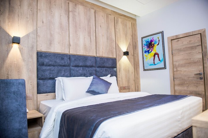 Room 5 of 16