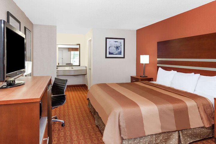 1 King Bed (3 of 8)