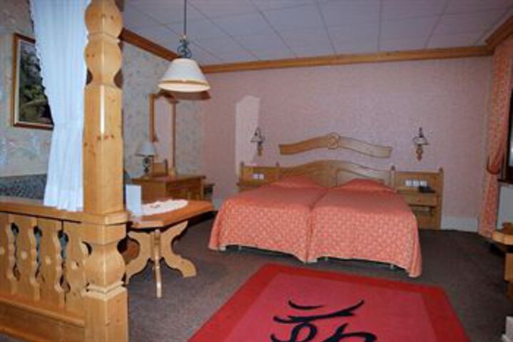 Room 33 of 68