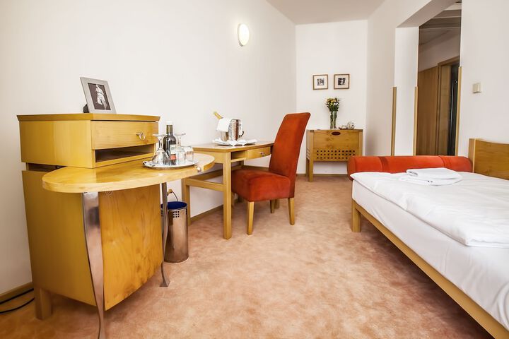 Room 8 of 102
