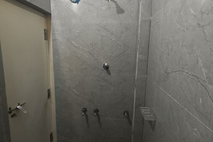 Room 6 of 8