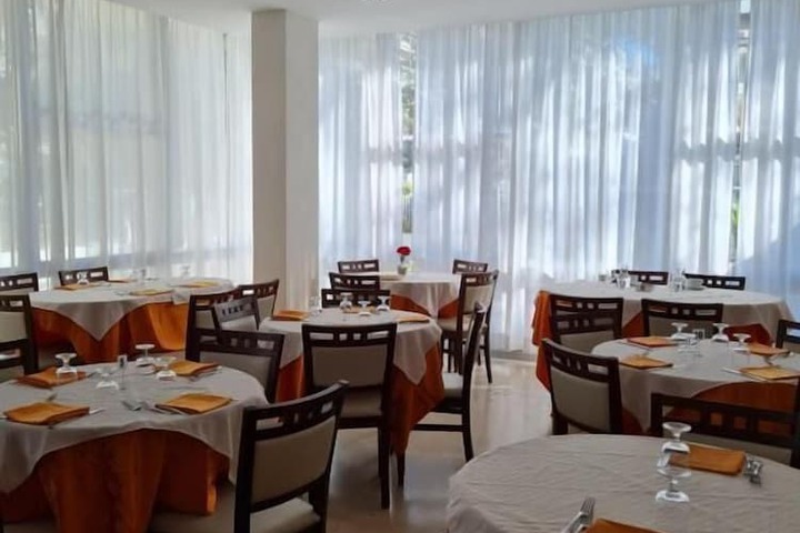 Ballroom/Hall 16 of 18