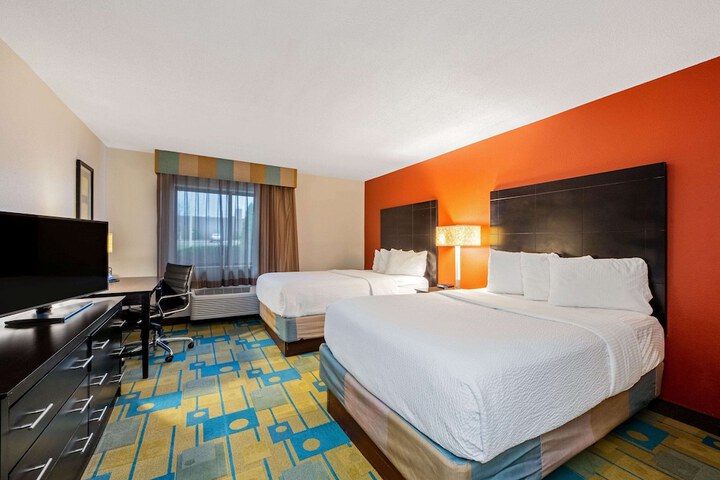 2 Double Beds (2 of 5)