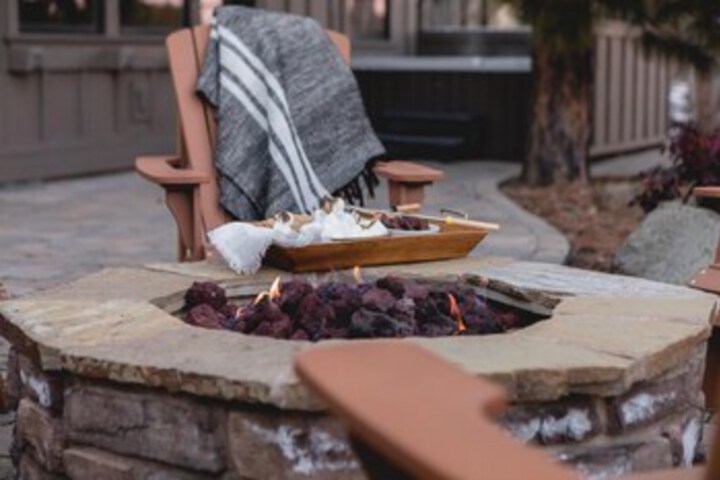 Dancing Rock - Mountain Home w Fire Pit & Spa!