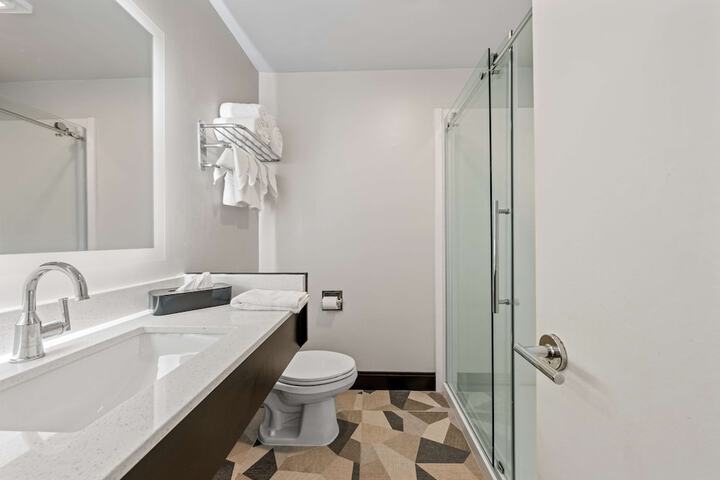 2 Double Beds Microwave and Refrigerator Flat Screen Television Work Desk High Speed Internet Accessible Continental Breakfast (12 of 32)