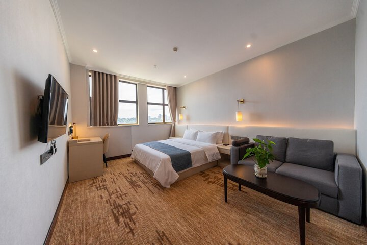 Room 7 of 48