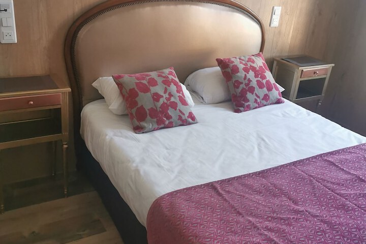Room 7 of 12