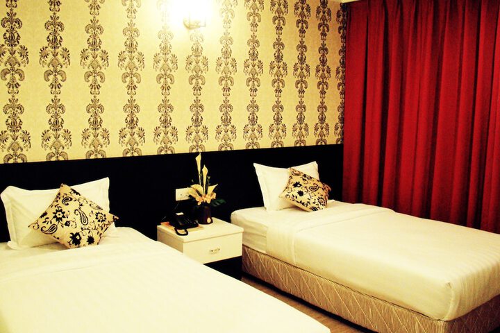 Room 4 of 9