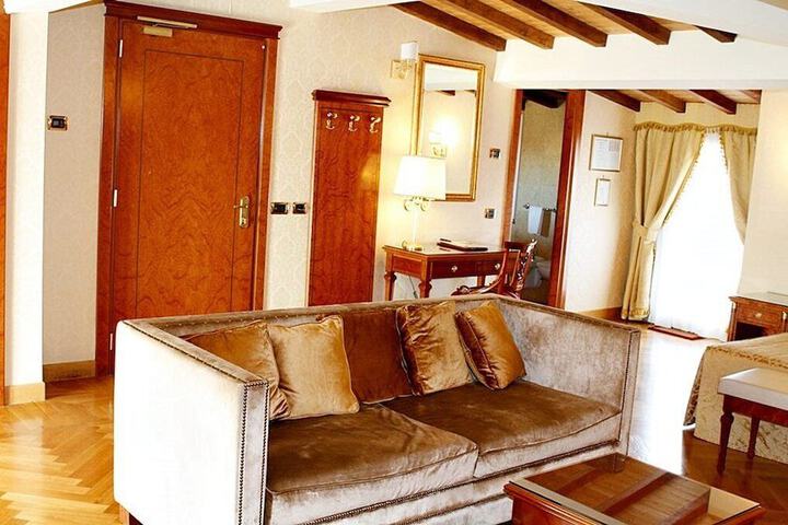Lounge 56 of 73