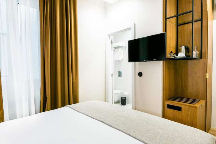 Room 15 of 33