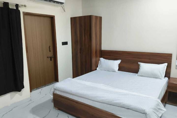 Room 4 of 18