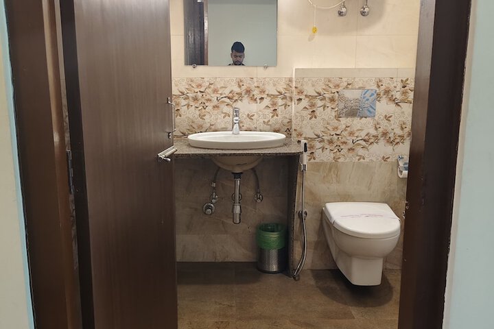 Room 27 of 66
