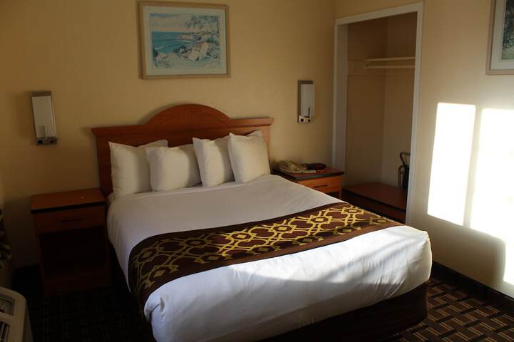 Budget Queen Bed (5 of 45)