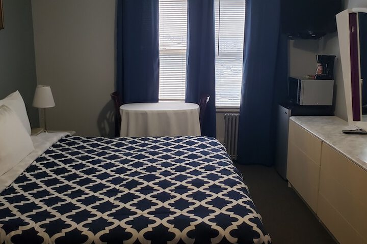 1 King Bed (3 of 4)